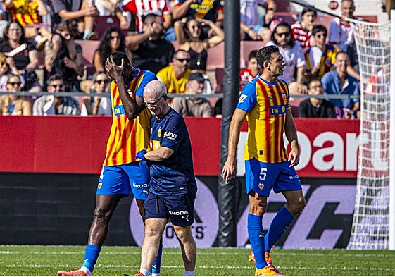 Mouctar Diakhaby, saliendo cabizbajo de Girona tras su lesión.