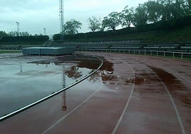 Una pista de atletismo bajo la lluvia, en una imagen de archivo.