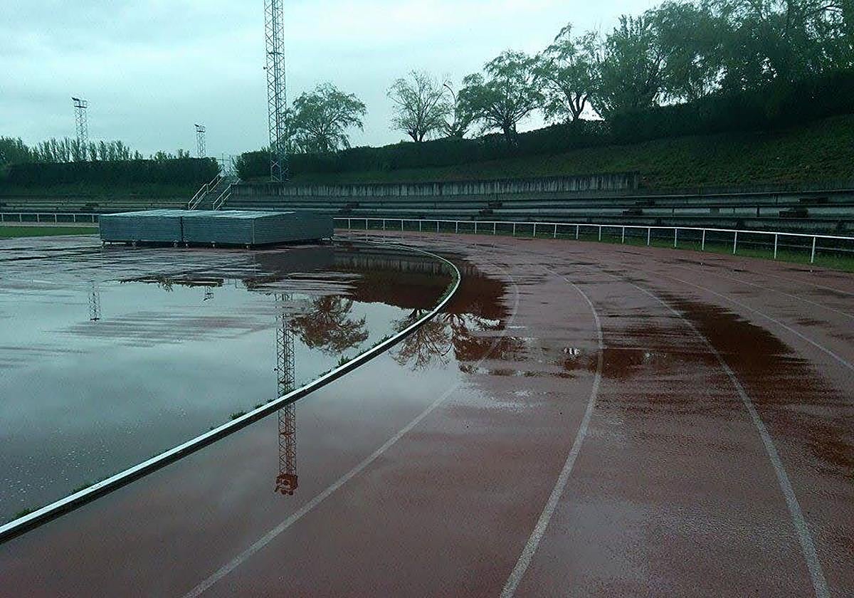 Una pista de atletismo bajo la lluvia, en una imagen de archivo.