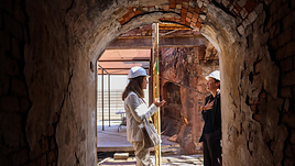 Onda recibe a la directora general de Patrimonio Cultural en la visita a las obras del 'Rooftop 360º' de La Campaneta