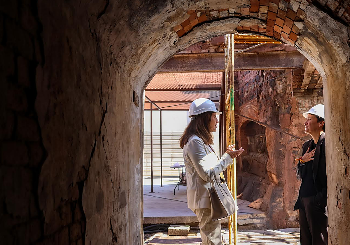 Onda recibe a la directora general de Patrimonio Cultural en la visita a las obras del 'Rooftop 360º' de La Campaneta