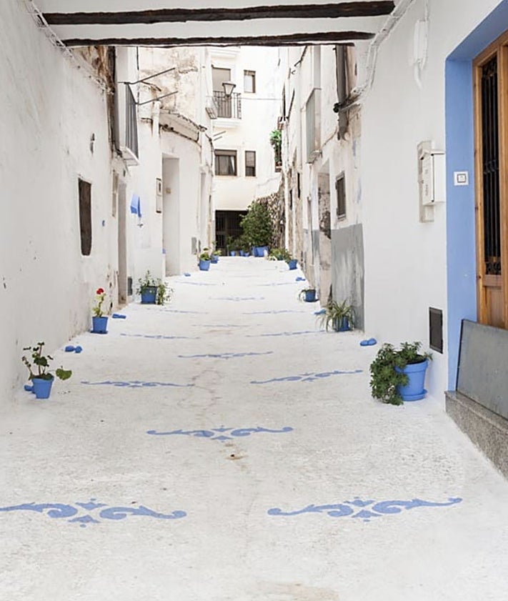 Imagen secundaria 2 - Algunas imágenes del recorrido con los tonos típicos de los distintos mundos que habitan en Chelva.