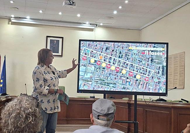 La alcaldesa Eva Sanz, en la reunión con los vecinos.