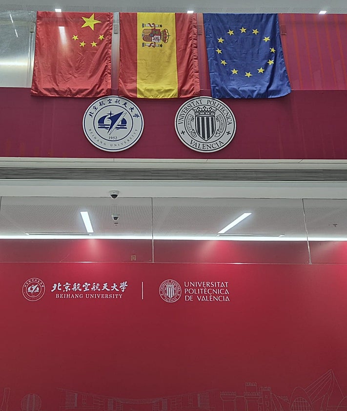 Imagen secundaria 2 - Foto institucional, placa conmemorativa y rotulación de las instalaciones. 