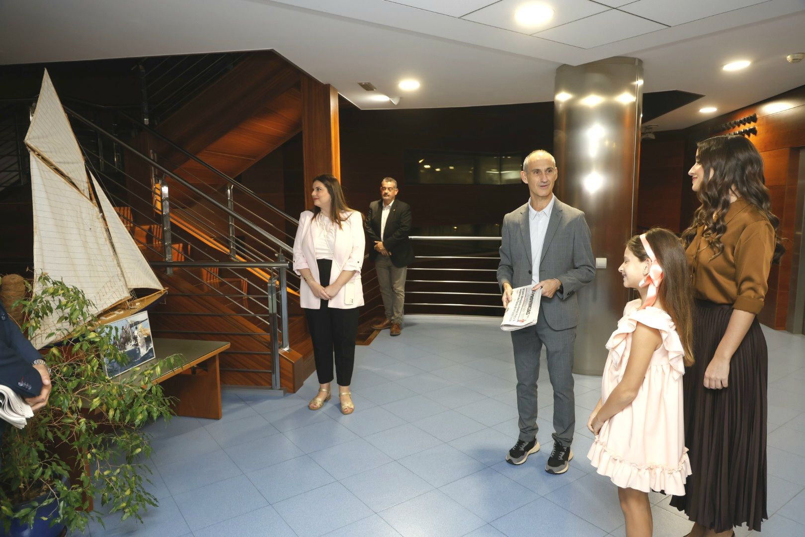 Las falleras mayores de Valencia visitan LAS PROVINCIAS