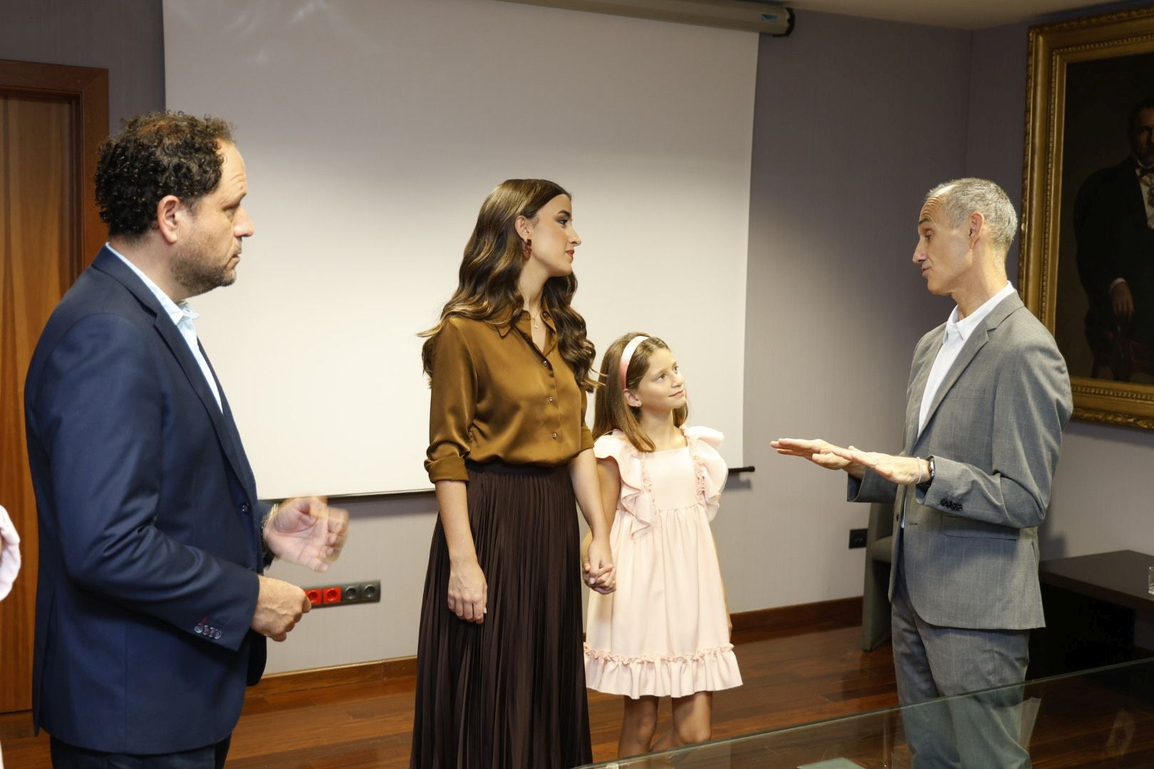 Las falleras mayores de Valencia visitan LAS PROVINCIAS