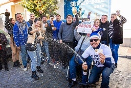 Varios ganadores celebran un premio de lotería, en una imagen de archivo.