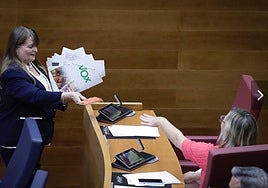 Llopis (Vox) entrega las chistorras a los socialistas mientras Salvador (PSPV) le pide que se aleje.