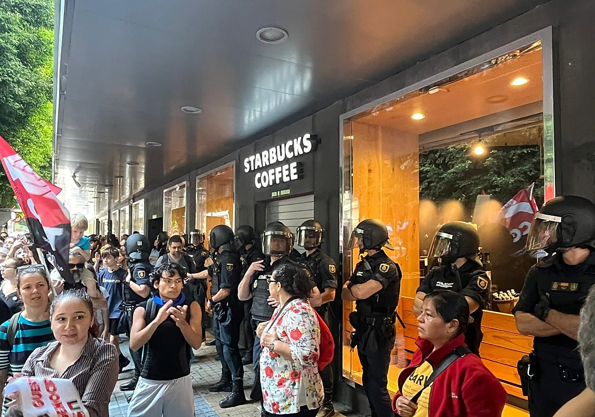 Imagen principal - Una manifestación por Palestina toma el centro de Valencia