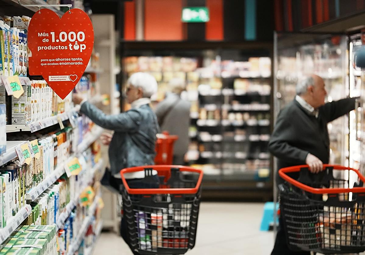 Clientes haciendo la compra en un supermercado, imagen de archivo.
