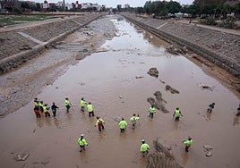 Búsqueda de víctimas en el Poyo a su paso por Paiporta, poco después de la dana.