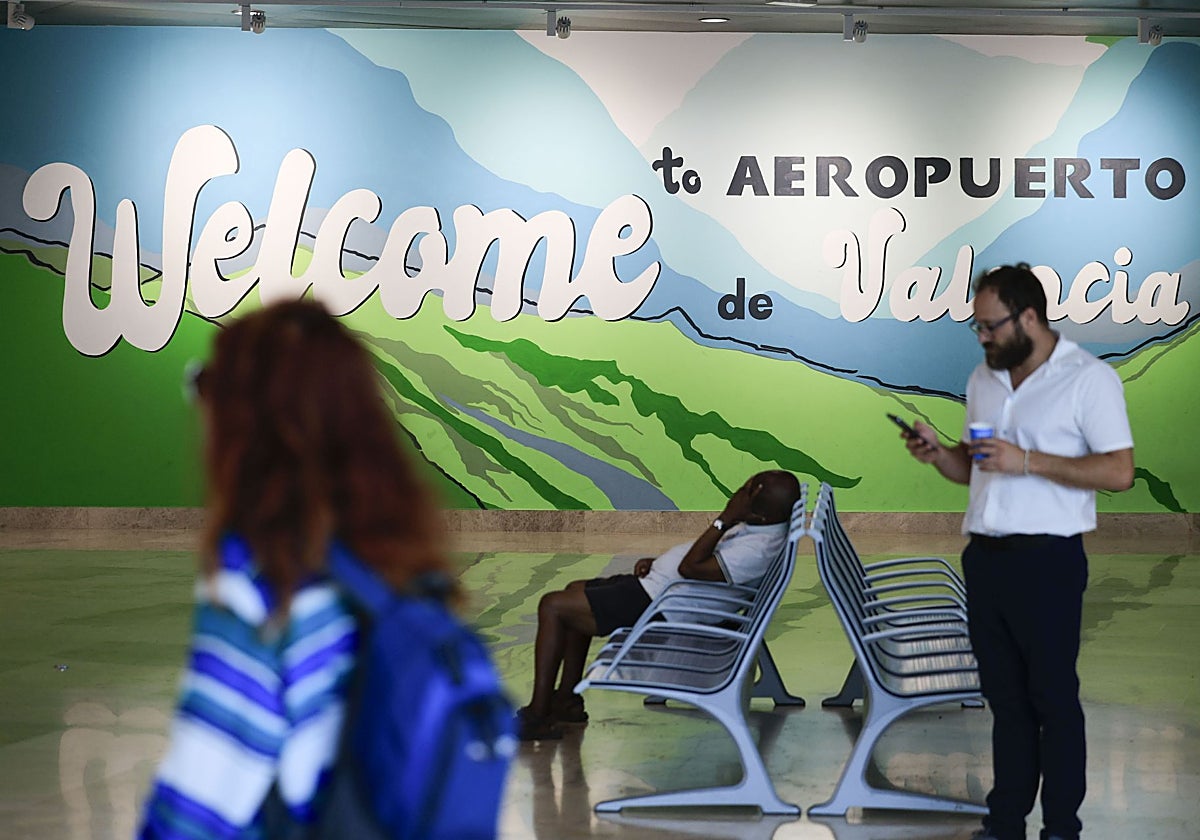 Viajeros esperan en el aeropuerto de Valencia.