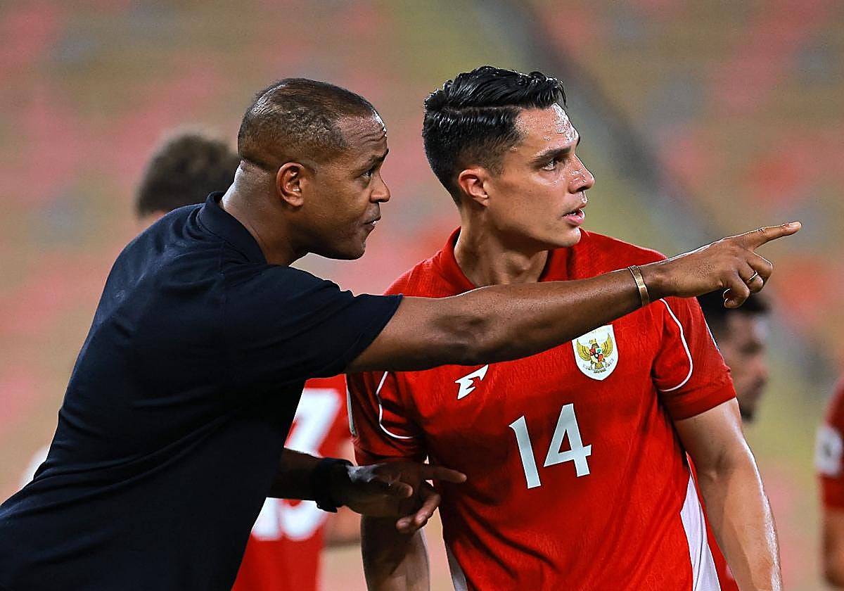 Patrick Kluivert, dando instrucciones a un jugador de Indonesia.