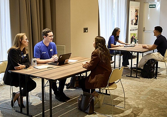 Dos candidatos son entrevistados por parte de miembros de Disneyland París en Valencia