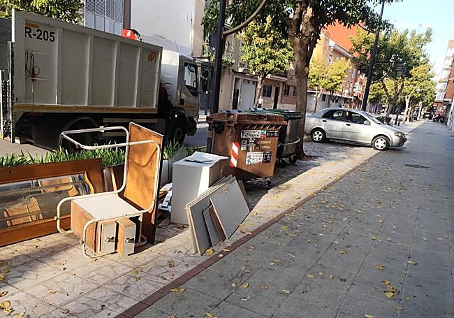 Residuos pendientes de recogida en una calle de Xirivella.
