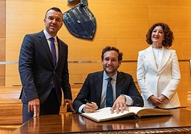 El presidente de la Diputación de Huesca firma en el Libro de Honor.