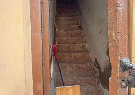 Un vecino de Benetússer de 45 años fallece tras caer por estas escaleras.