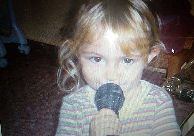 Casani, de pequeña, con un micro ya en la mano.