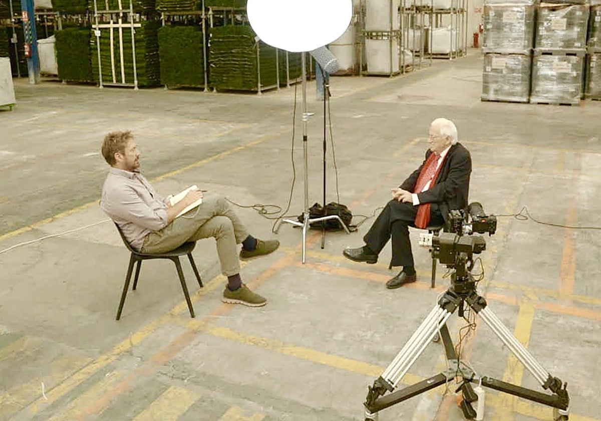 El padre Ángel y Miguel Ángel tobías durante el rodaje.