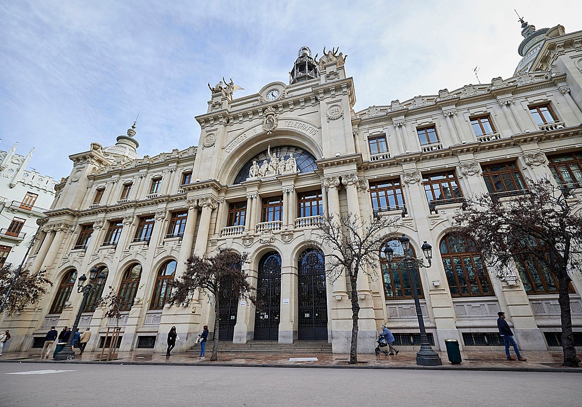 Fachada del edificio de Correos en la Plaza del Ayuntamiento.