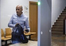 El presidente de la CHJ, Miguel Polo, en el juzgado de Catarroja antes de su declaración.