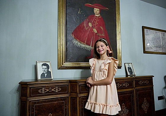 La fallera mayor infantil de Valencia 2026, Marta Mercader Roig, posa en una de las salas más emblemáticas de LAS PROVINCIAS.