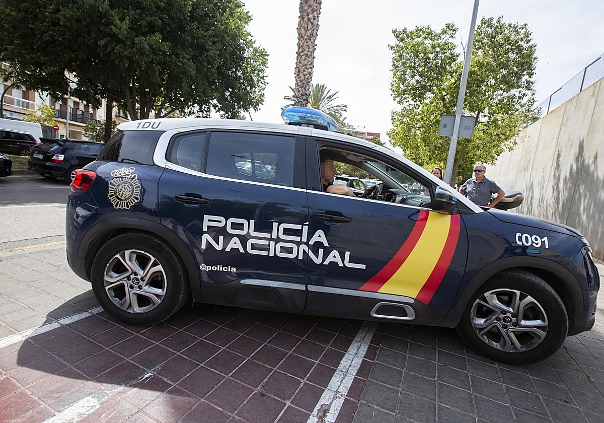 Un vehículo de la Policía Nacional en Valencia.