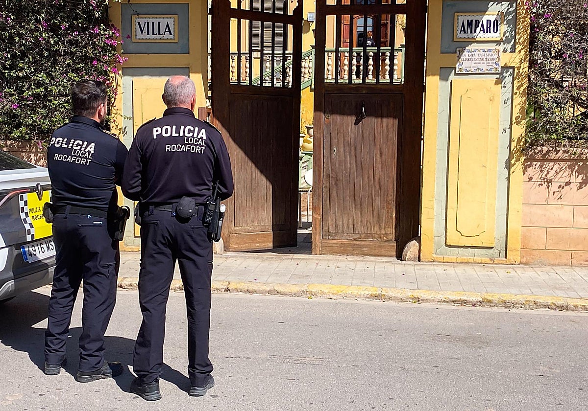 Policías locales de Rocarfort, el día que se desalojó a los okupas de Villa Amparo.