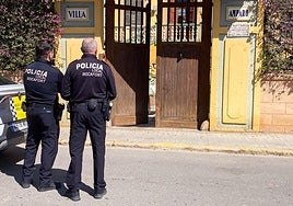 Policías locales de Rocarfort, el día que se desalojó a los okupas de Villa Amparo.