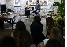 La escritora Mamen Monsoriu dialoga con el periodista Luis Uríos sobre su nuevo libro, en un encuentro celebrado en el restaurante 'El muelle'