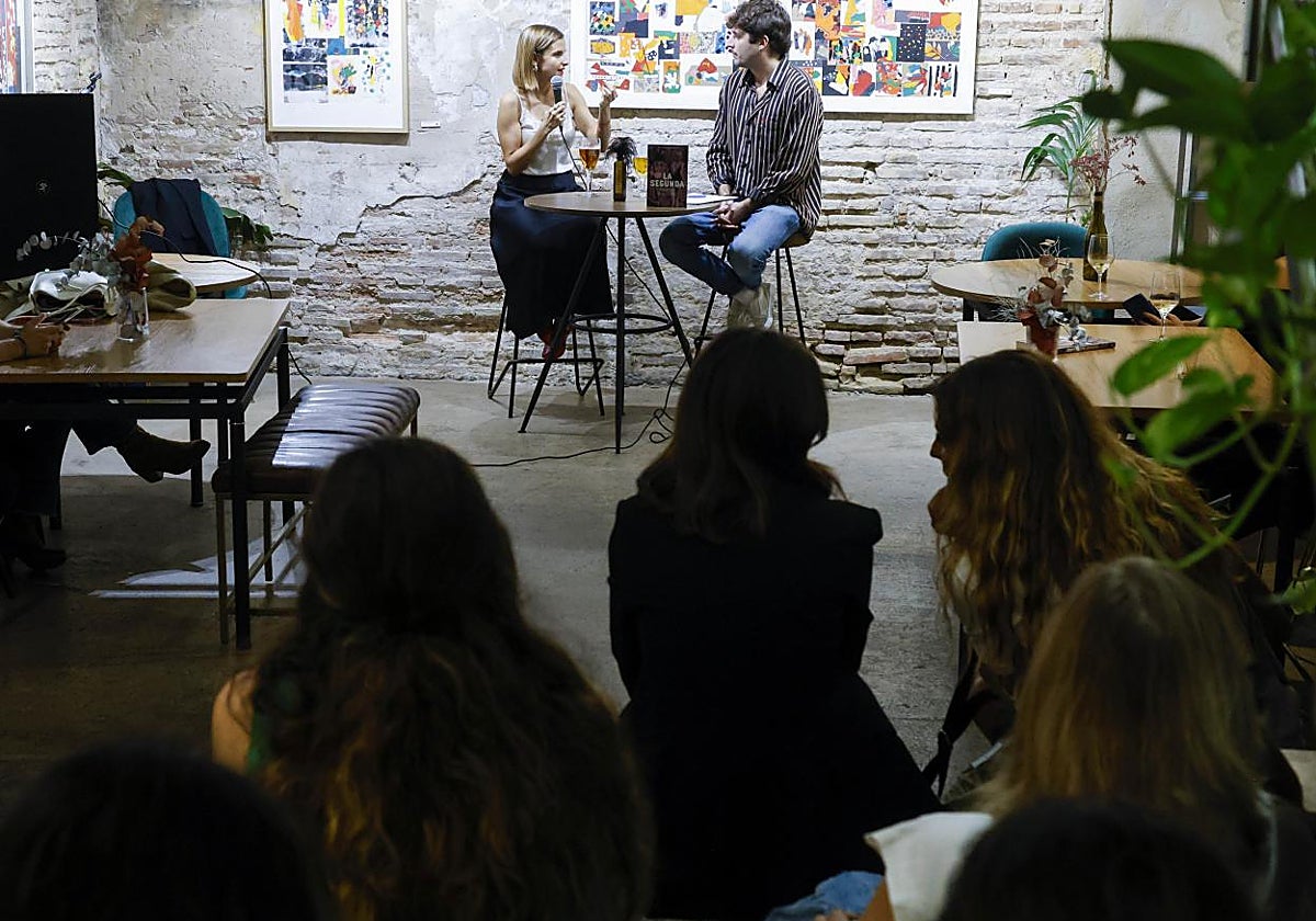 La escritora Mamen Monsoriu dialoga con el periodista Luis Uríos sobre su nuevo libro, en un encuentro celebrado en el restaurante 'El muelle'