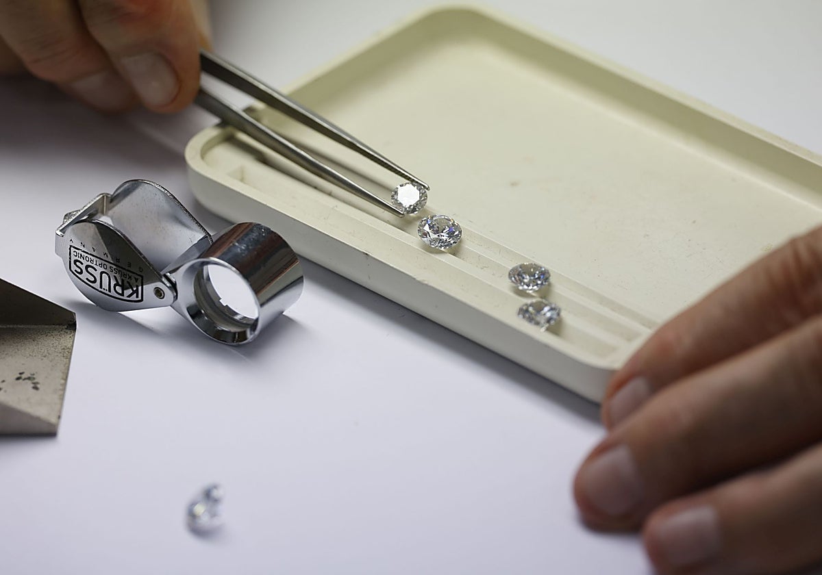 El gemólogo Manuel Llopis analiza un diamante.