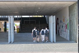 Alumnos en el campus de Gandia.
