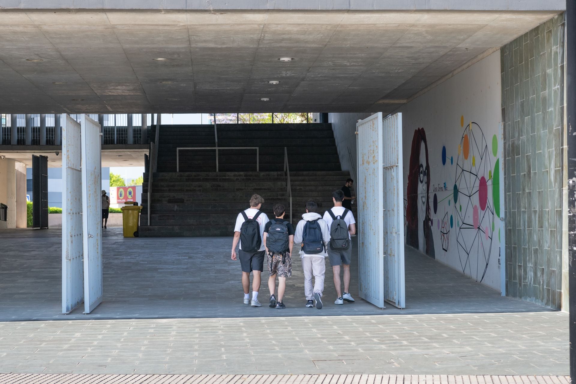 Alumnos en el campus de Gandia.