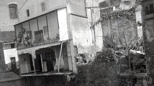 Imagen después - Vivienda junto al puente viejo con el mismo daño.