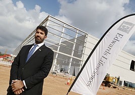 Víctor Palma, frente a la planta de Edwards en Moncada.
