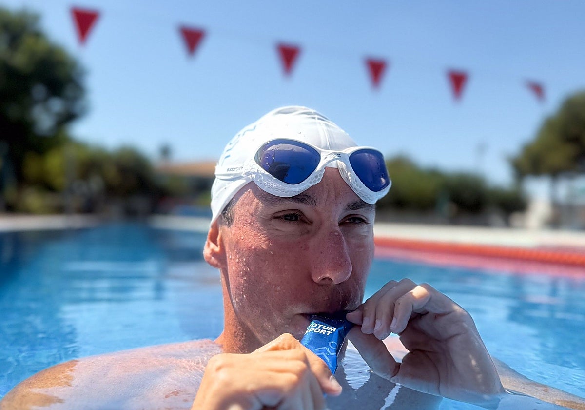 Isaac López, durante un entrenamiento de natación.