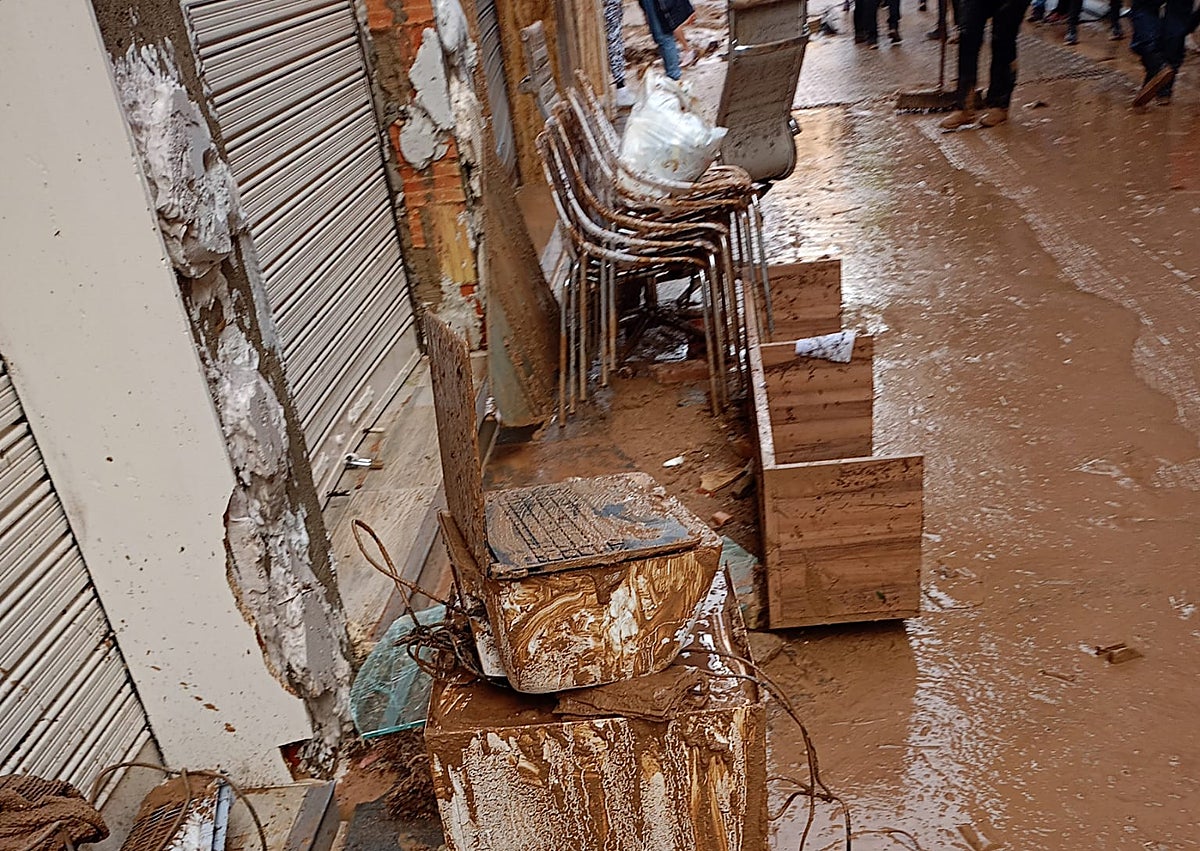 Imagen secundaria 1 - Mamen había abierto junto a su hermana Lourdes una clínica en Chiva 15 meses antes de la dana. Volver no ha sido fácil pero tres meses después ya subieron la persiana.