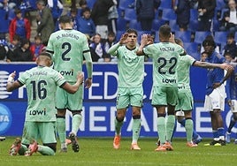 Los jugadores del Levante celebran la victoria ante el Real Oviedo.
