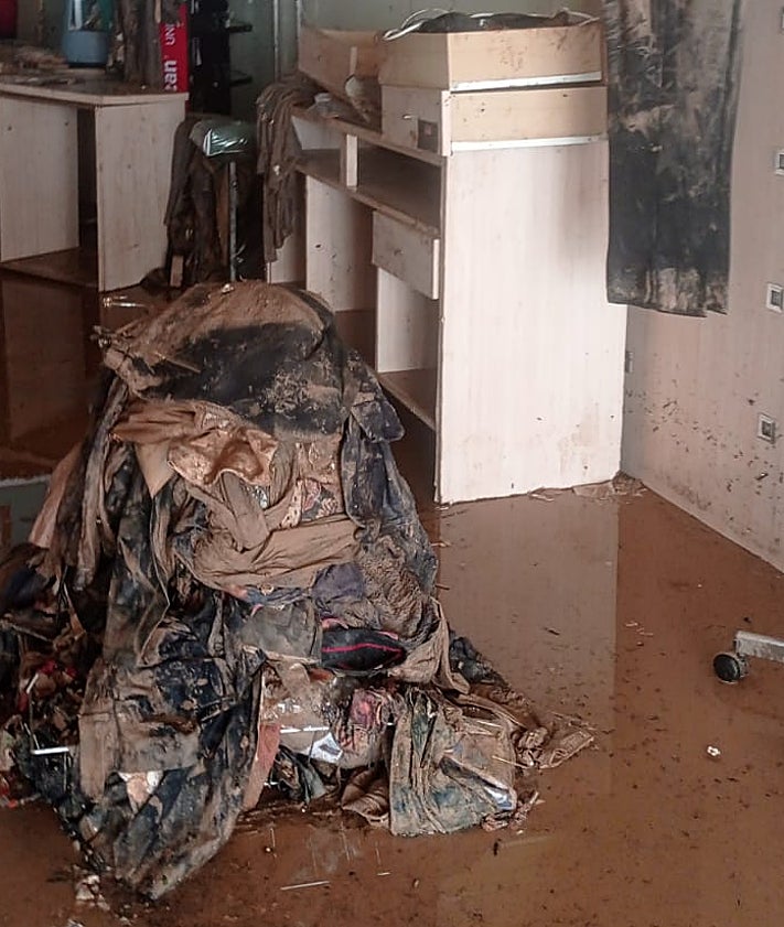 Imagen secundaria 2 - Mercedes ha podido abrir en la calle Buñol, a orillas del barranco de Chiva. La dana se llevó por delante muchos años de trabajo en una de las tiendas históricas del pueblo.