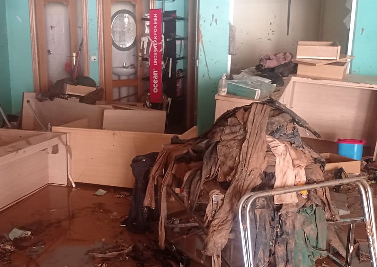 Imagen secundaria 1 - Mercedes ha podido abrir en la calle Buñol, a orillas del barranco de Chiva. La dana se llevó por delante muchos años de trabajo en una de las tiendas históricas del pueblo.