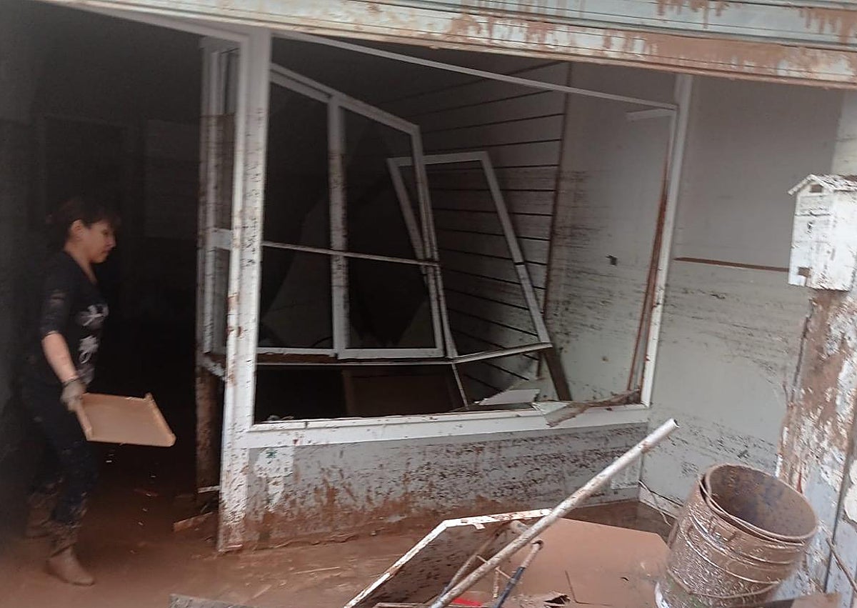 Imagen secundaria 1 - Yolanda fue de las últimas en abrir en la calle Enrique Ponce. Tras mucho madurar la idea, al final decidió empezar de nuevo con la joyería.