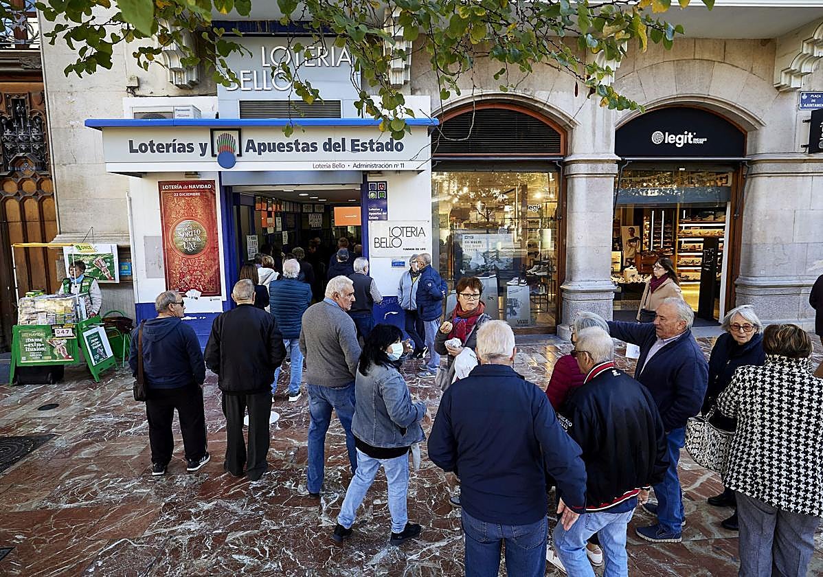 Colas en una administración de Valencia para comprar un décimo de Lotería Nacional, imagen de archivo.