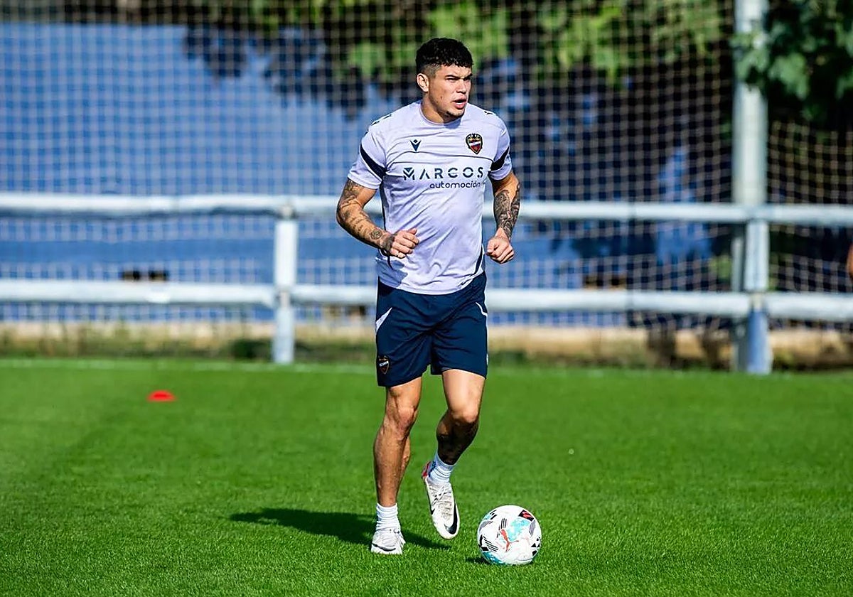 Alan Matturro, durante un entrenamiento del Levante.