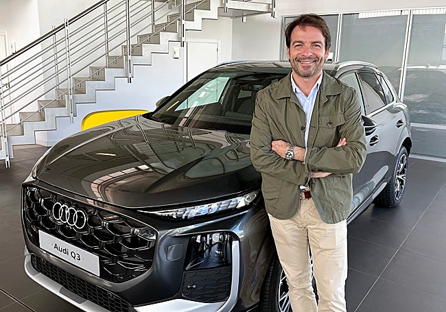 Alberto Pascual, director de Ventas de Audi Motor Pacífico Levante, junto al nuevo Audi Q3.