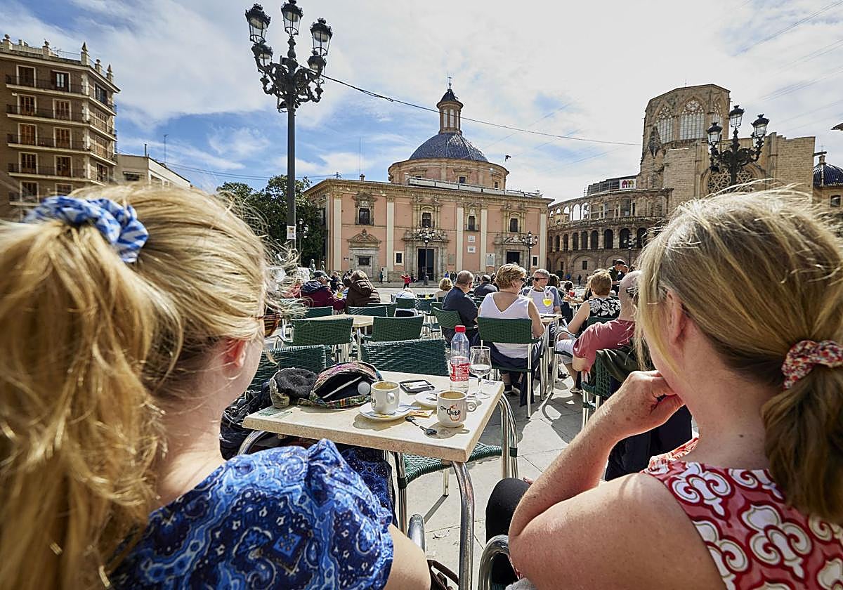 Las terrazas de Valencia podrían volver a llenarse con la subida de las temperaturas.