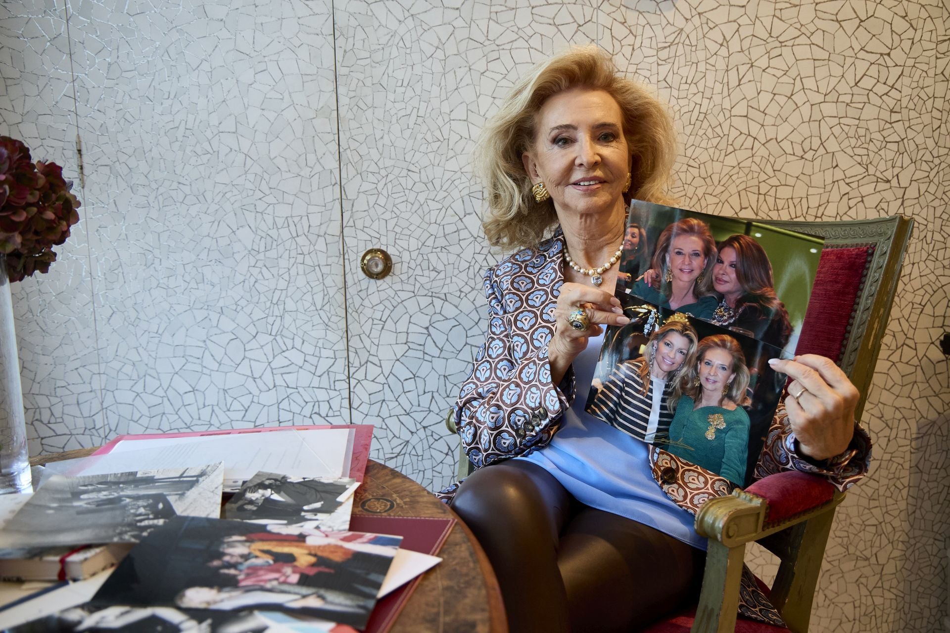 Mayrén enseña algunas de las fotos que guarda en los álbumes que tiene clasificados por años, y que hablan de una vida muy intensa.