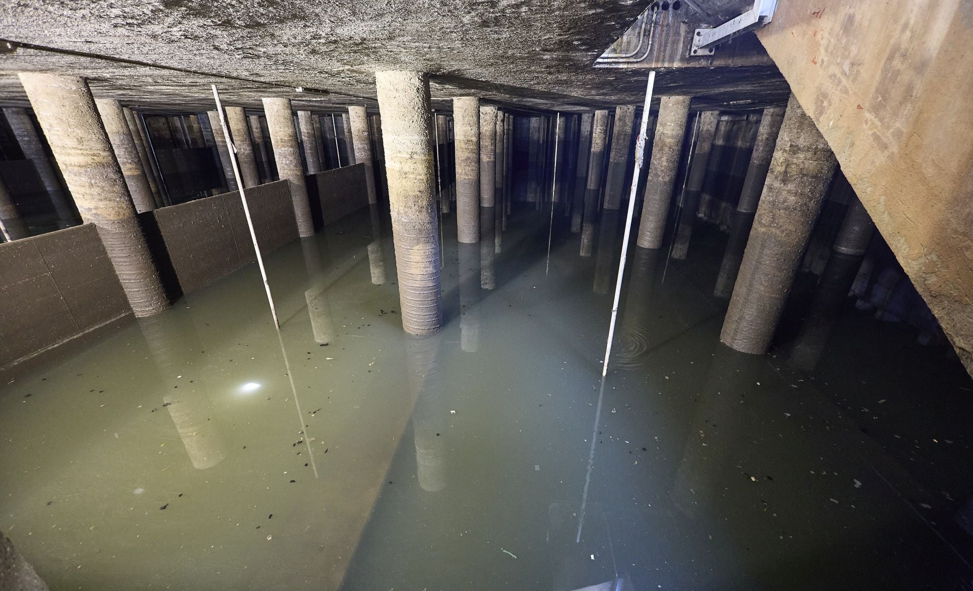 FOTOS | Dentro del tanque de tormentas de Eugenia Vinyes en Valencia