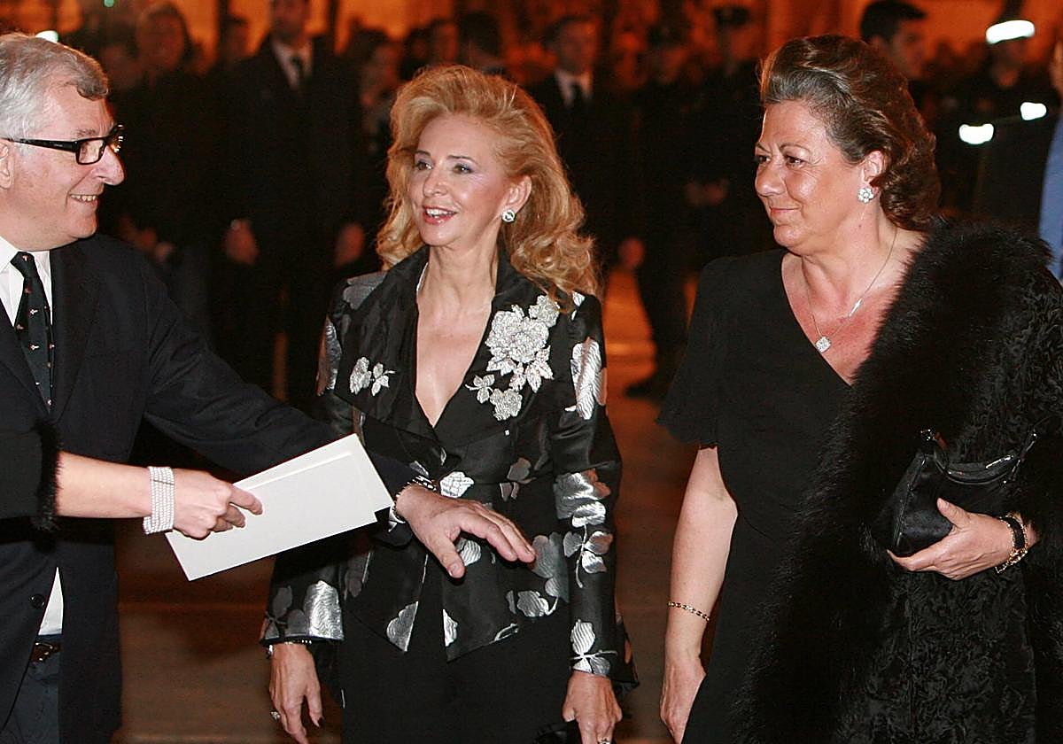 Mayrén Beneyto llega con la alcaldesa de Valencia, Rita Barberá, a la fiesta que organizó Prada en el Mercado Central, en el marco de la Copa América. A su lado, Patrizio Bertelli, marido de Miuccia Prada.