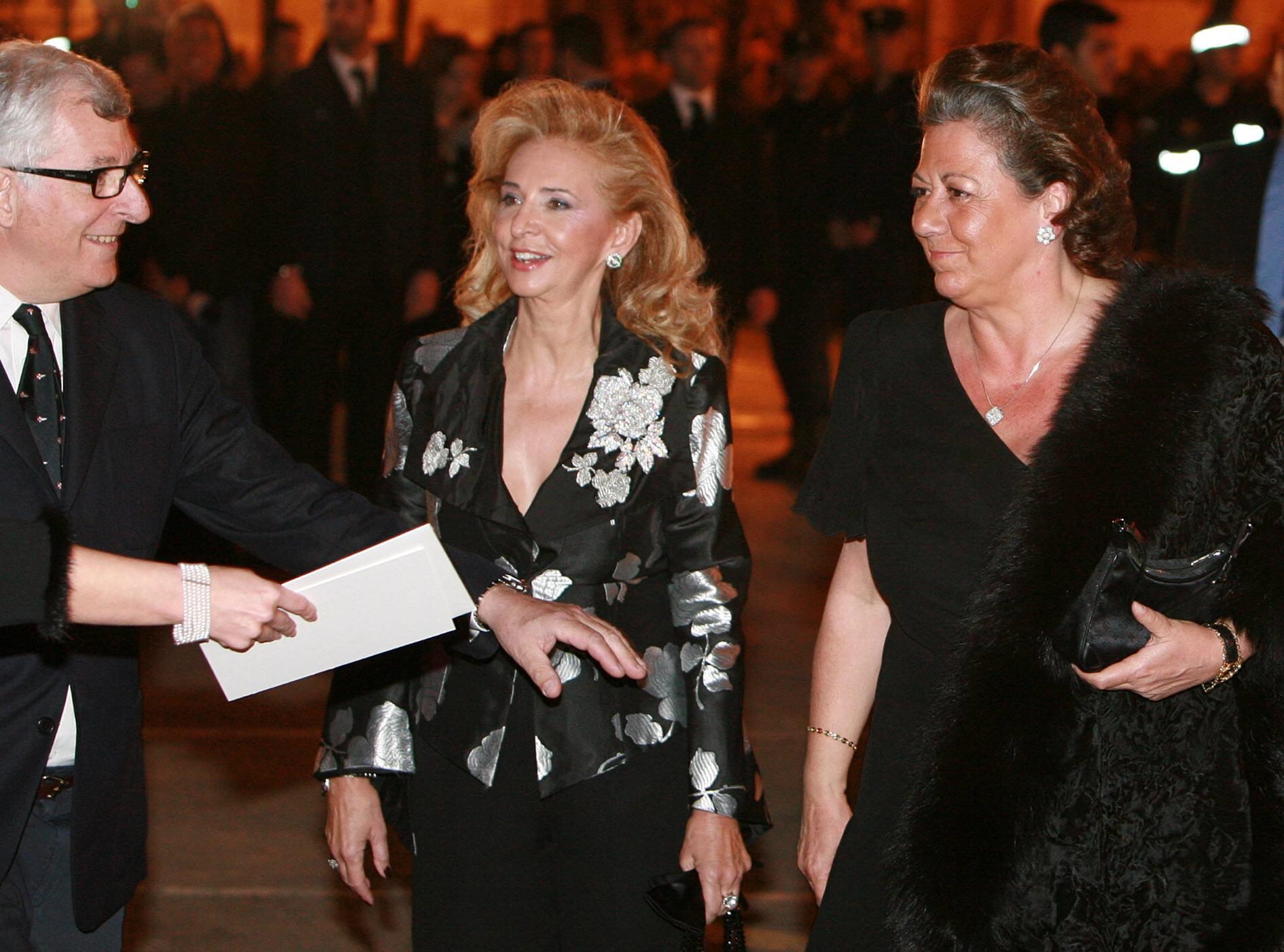 Rita Barberá y Mayrén Beneyto, a la entrada de la fiesta de Prada en el Mercado Central, en 2007. A su lado, Patrizio Bertelli, marido de Miuccia Prada.